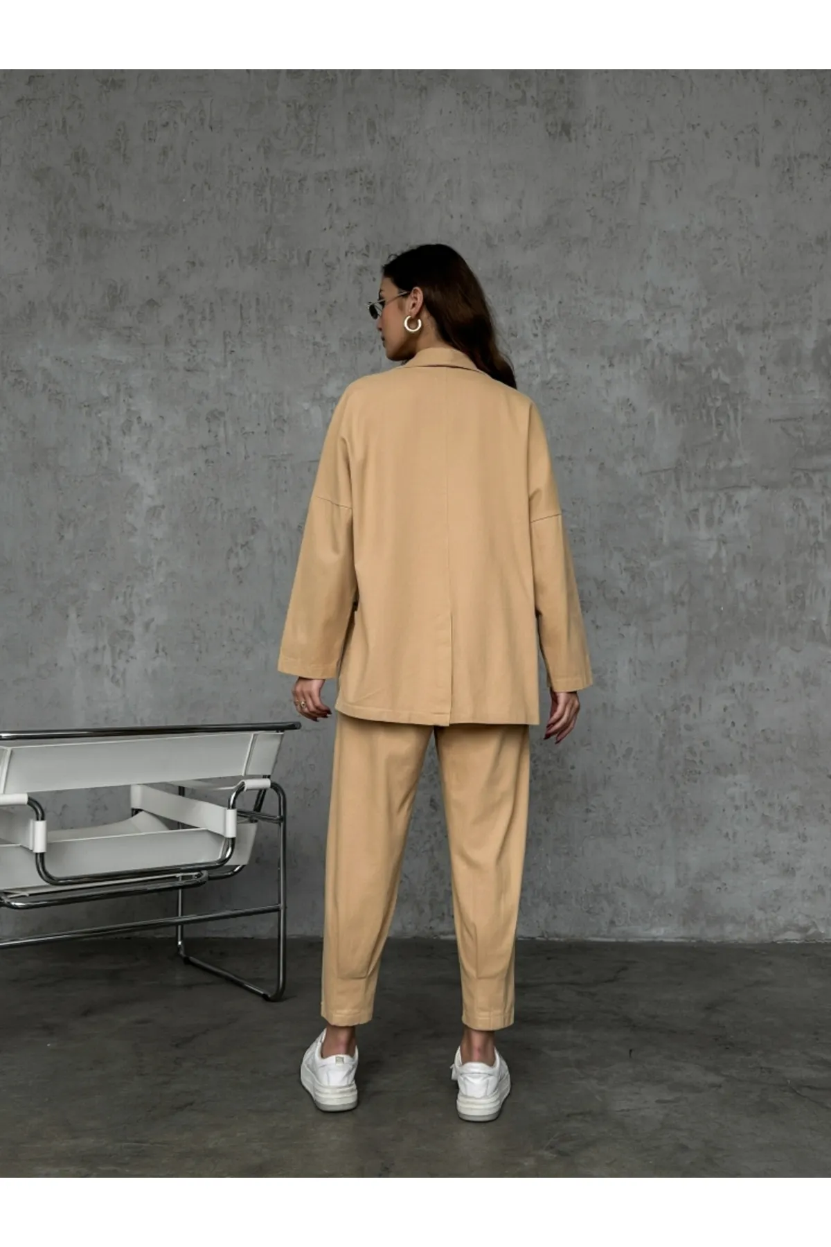 Elif Özbey Butik  Übergroße Jacke und Hose aus Gabardine in Kamel