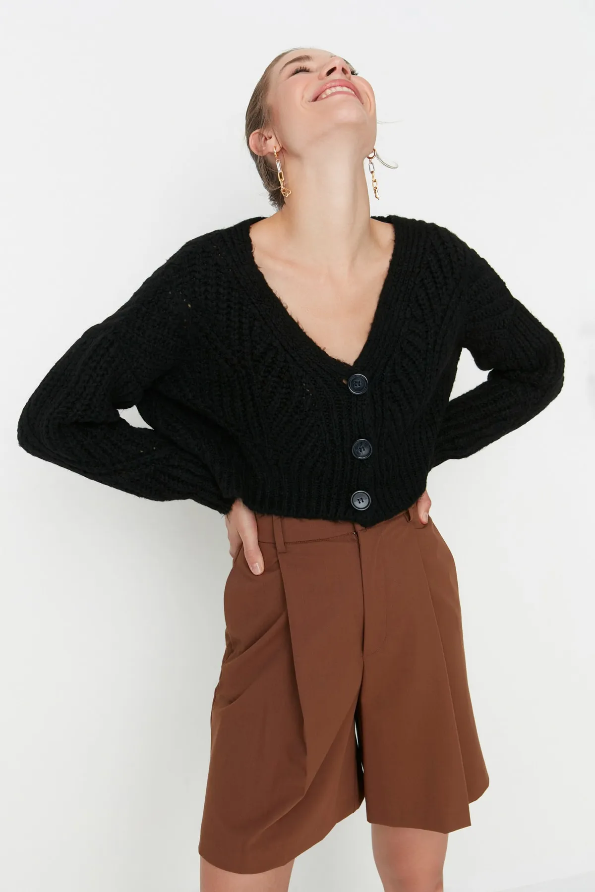 Trendyol Collection  Schwarzer kurzer weicher strukturierter Strickcardigan TWOAW21HI0017