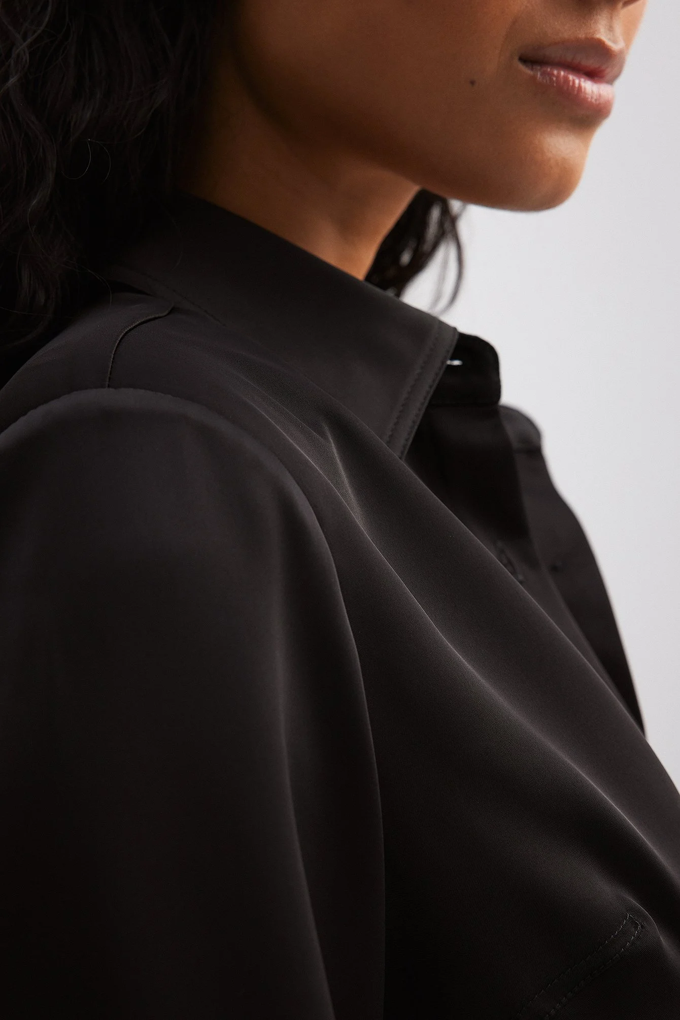 Satinbluse mit spitzen Schultern
