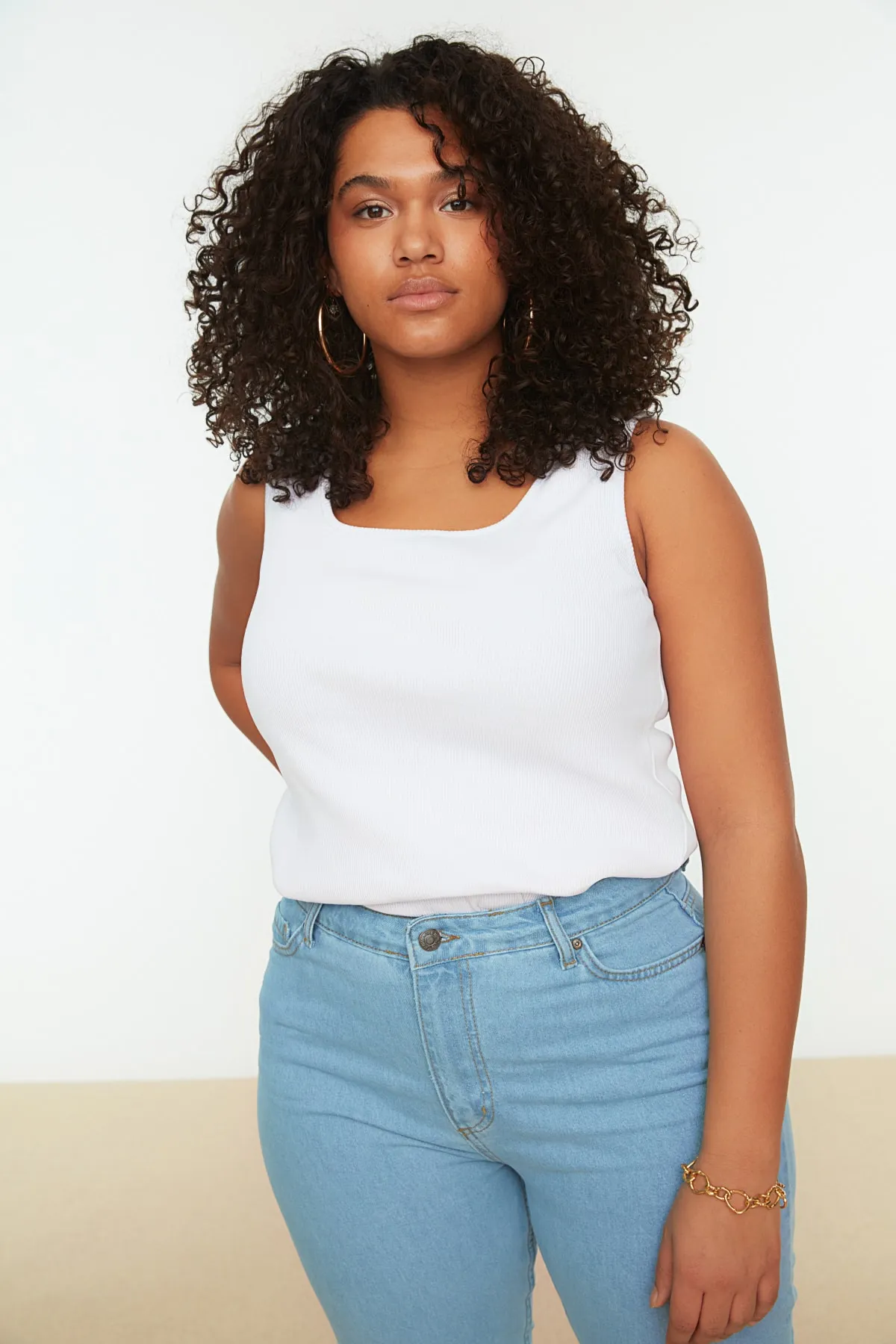 Trendyol Curve  Weißes Basic-Unterhemd mit geripptem Strick und quadratischem Kragen TBBSS22AL0011