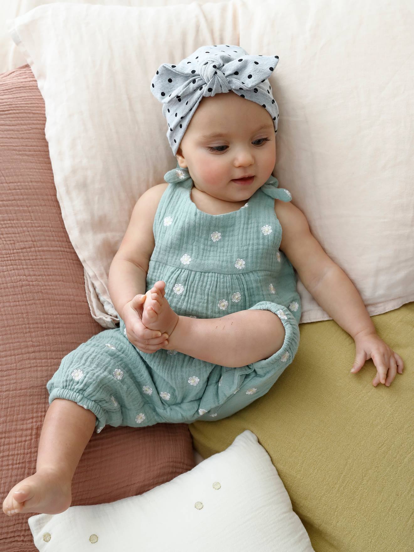 Combinaison bébé naissance brodée en gaze de coton tilleul