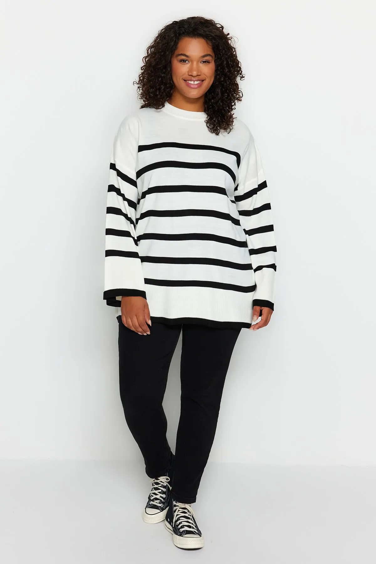 Trendyol Curve  Ecru gestreifter Strickpullover mit Rundhalsausschnitt TBBAW24AN00024