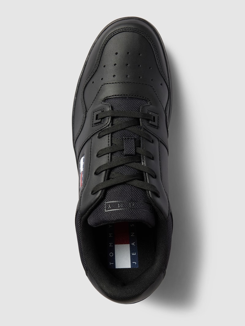 Sneaker mit Label-Detail in schwarz