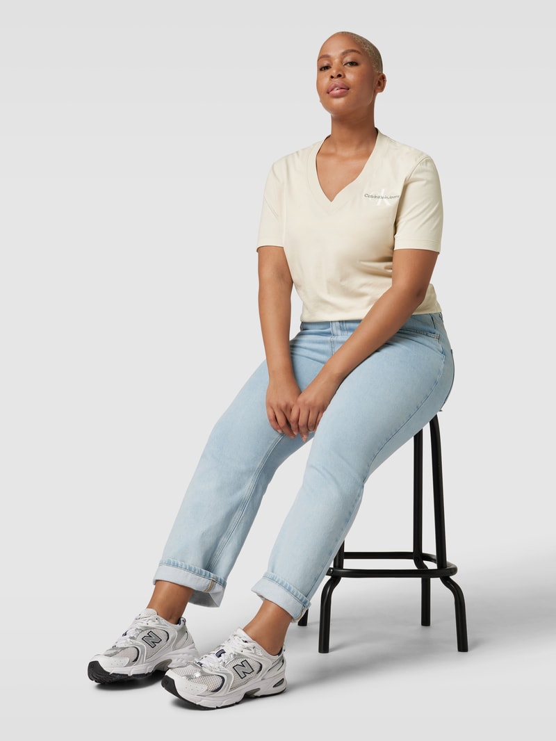 Slim Fit T-Shirt mit V-Ausschnitt in beige