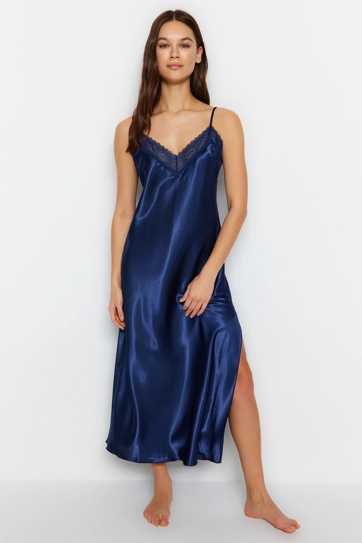 Trendyol Collection  Indigoblaues Nachthemd aus gewebtem Satin mit Spitze und Schlitzdetails und Seilträgern THMSS23GC00021