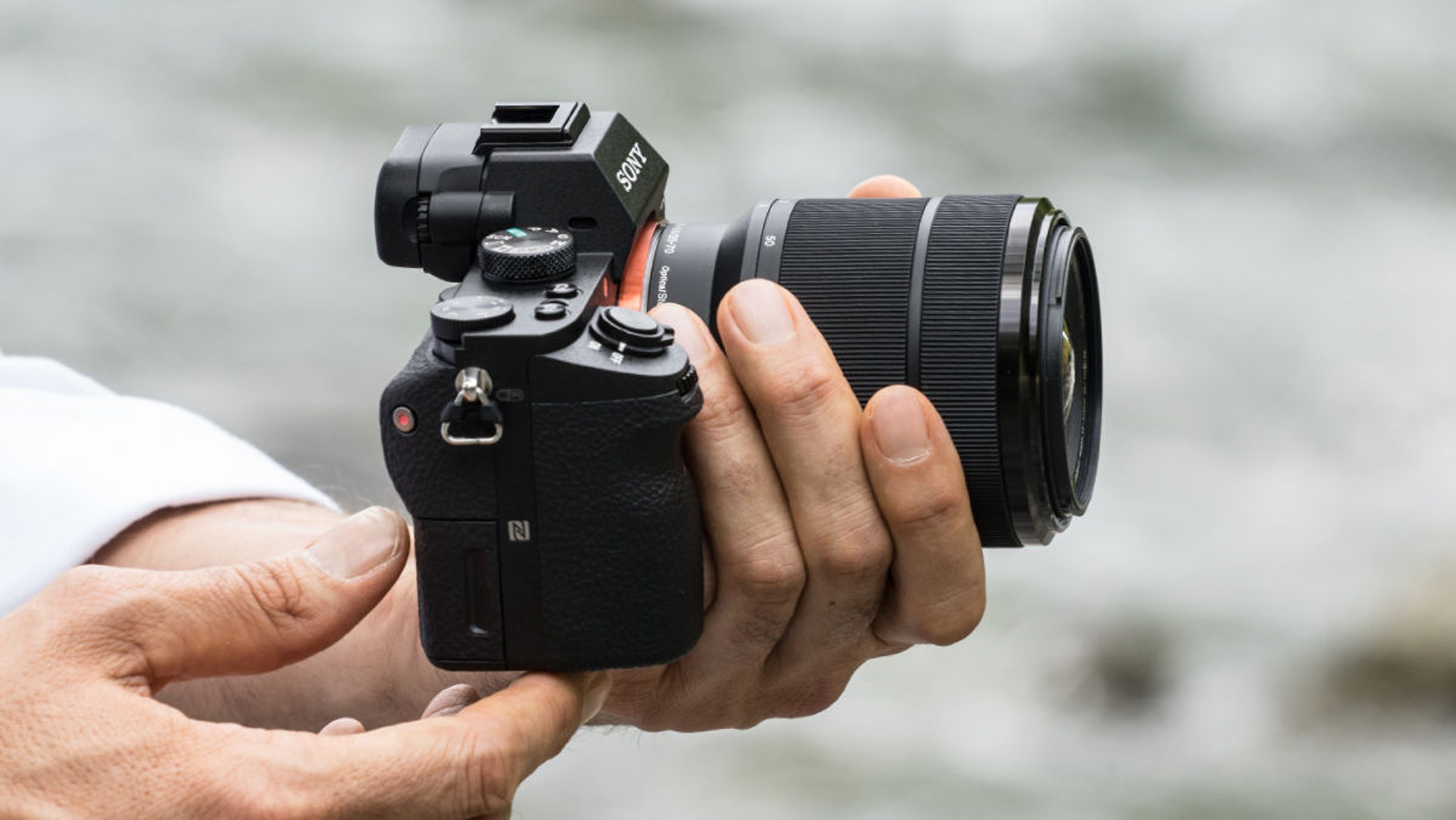 Sony A7 II Systemkamera (SEL-2870, 24,3 MP, NFC, WLAN (Wi-Fi), Gesichtserkennung, HDR-Aufnahme, Makroaufnahme)