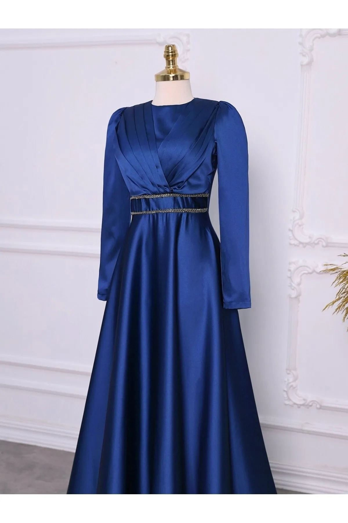 Modamorfo  Satin-Abendkleid mit perlenbesetzter Taille