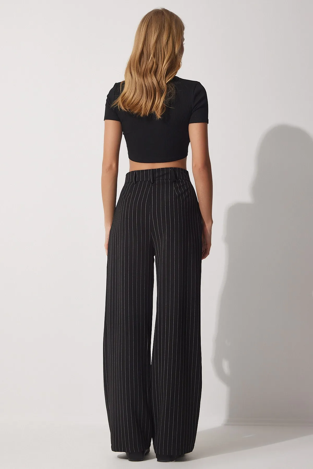 Happiness İstanbul  Schwarze, dünn gestreifte Darts-Hose mit weitem Bein für Damen HF00416