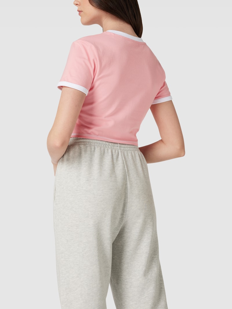 Cropped T-Shirt mit Statement-Print Modell 'SIGNATURE CROP TEE' in apricot