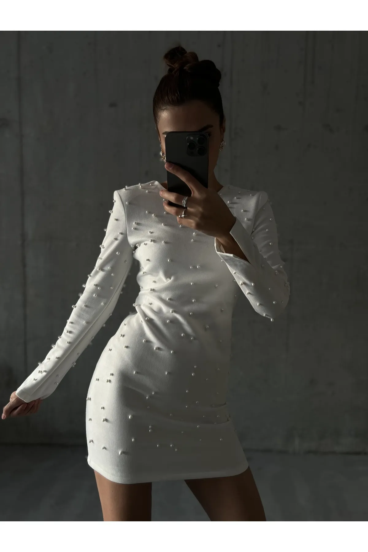 Laluvia  Weißes wattiertes Perlen-Wildlederkleid