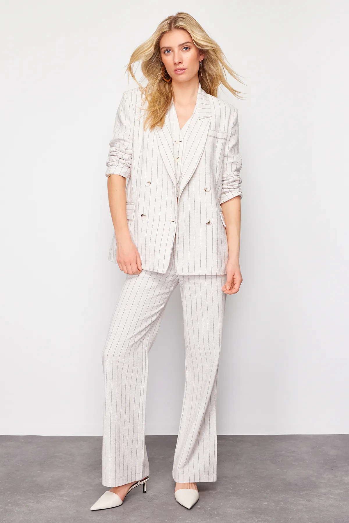 Trendyol Collection  Beige gestreifte zweireihige Blazerjacke aus gewebtem Baumwollleinen mit Verschluss TWOSS24BC00016