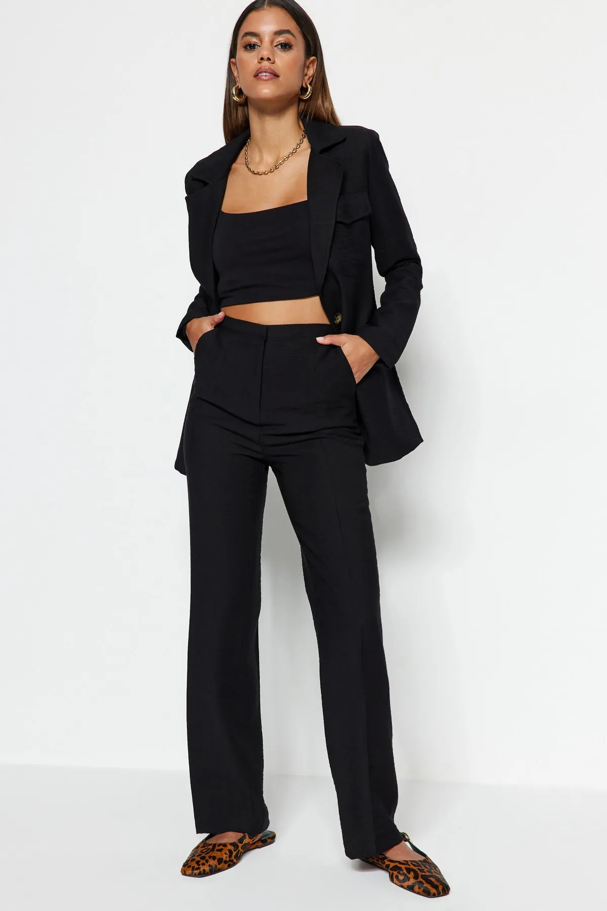 Trendyol Collection  Schwarze, gerade geschnittene, gewebte Hose mit hoher Taille TWOSS23PL00067