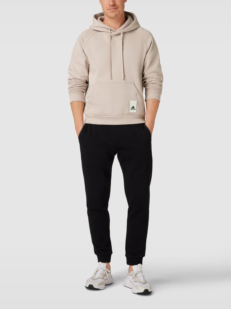 Hoodie mit Label-Patch in haselnuss braun