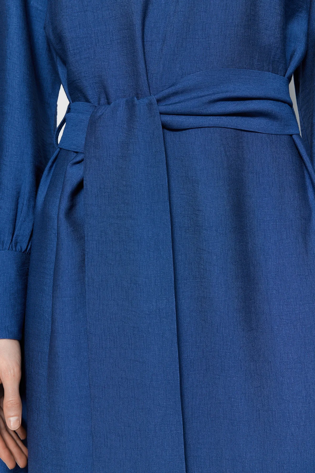 Trendyol Modest  Indigofarbenes, gewebtes Kleid in Leinenoptik mit breitem Gürtel, Reißverschluss und Bündchen TCTSS23EB00219