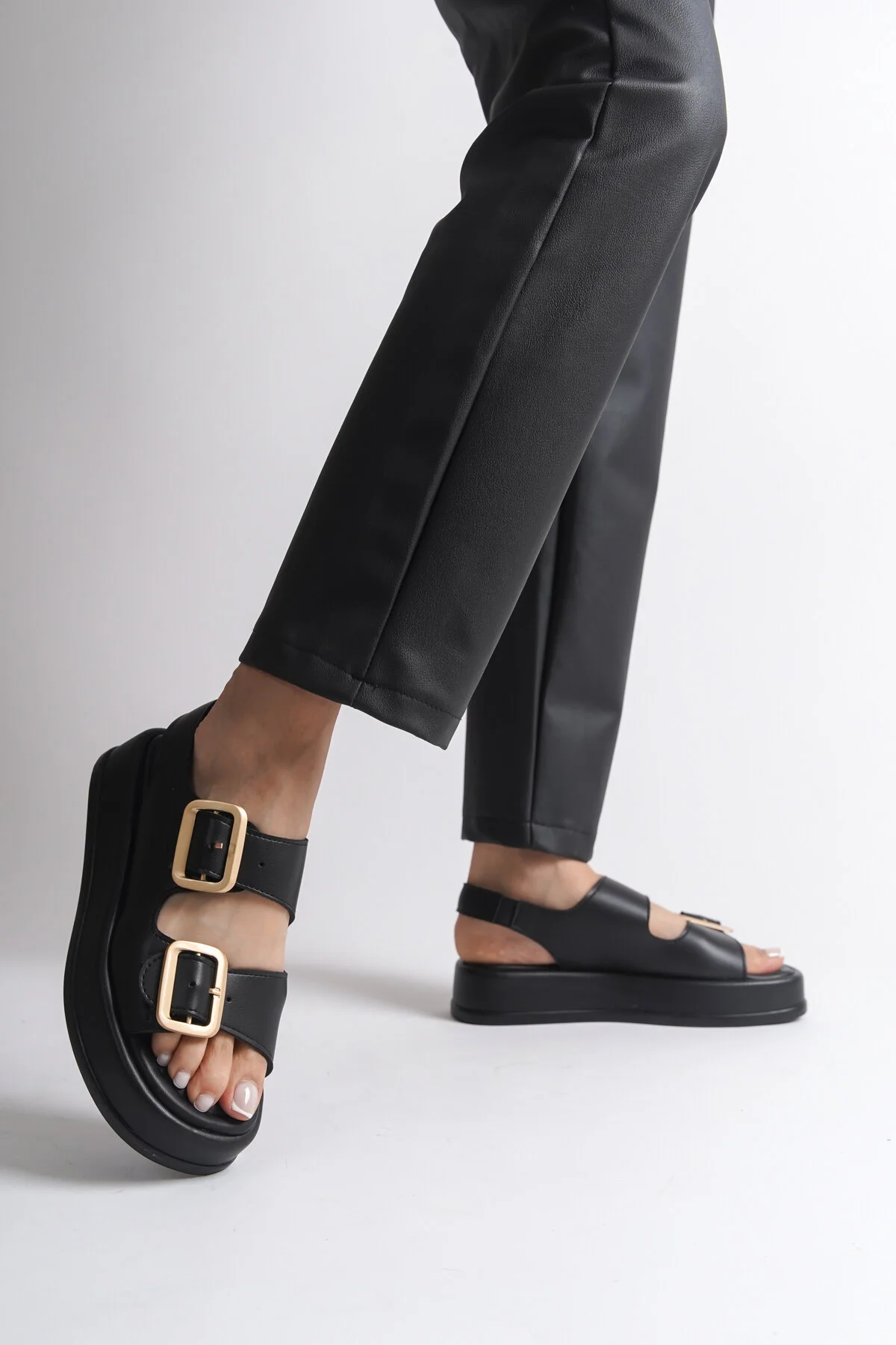 Capone Outfitters  Damensandalen mit Keilabsatz und doppelter Riemenschnalle