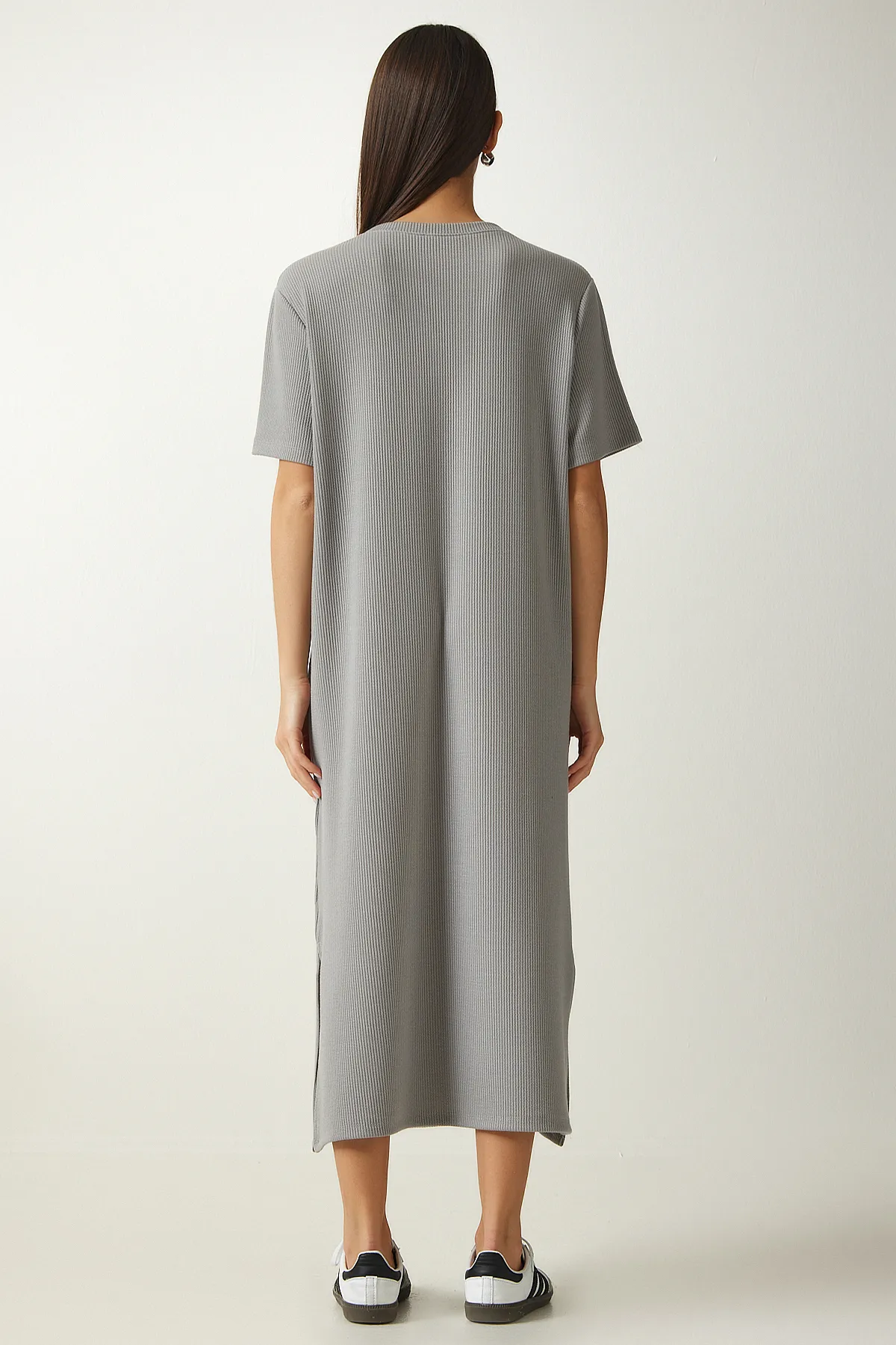 Happiness İstanbul  Graues geripptes Strickkleid mit Rundhalsausschnitt für Damen DZ00111