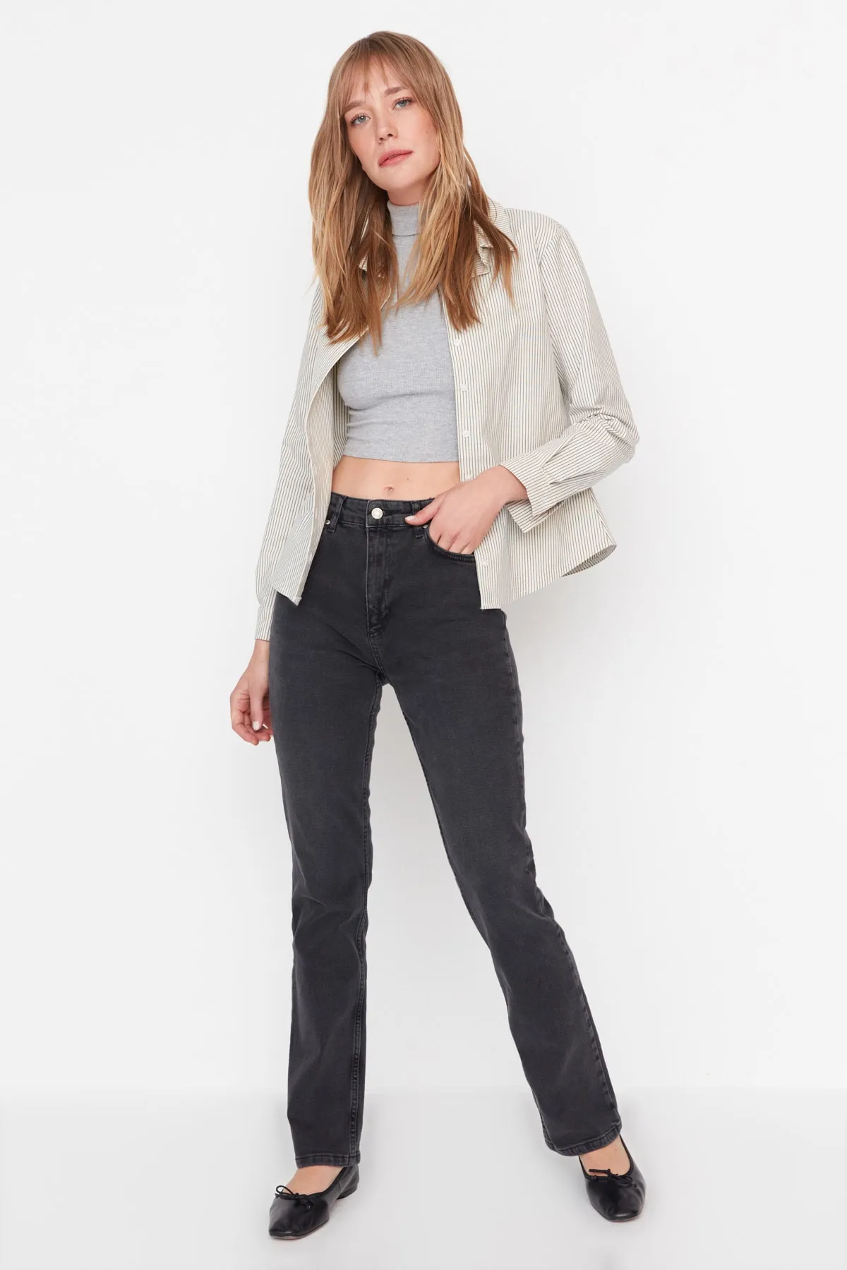 Trendyol Collection  Schwarze, nachhaltigere Bootcut-Jeans mit hoher Taille TWOAW23JE00353