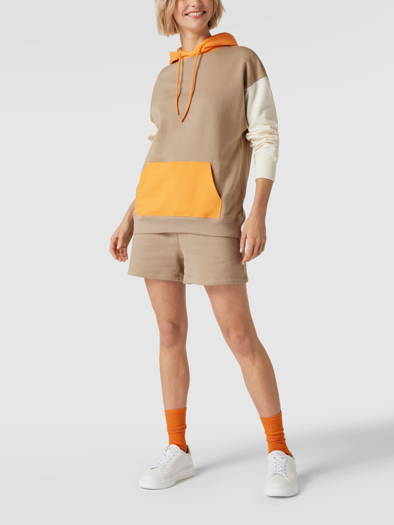 Bermudashorts mit kontrastiver Tasche am Gesäß in sand
