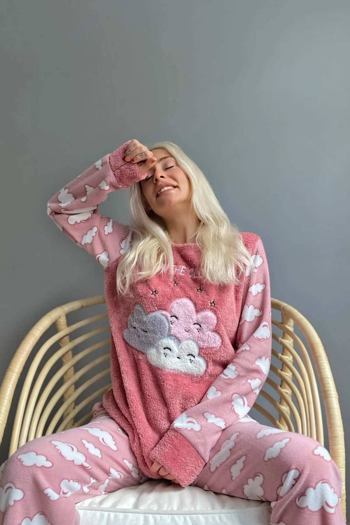 Pijamaevi  Plüsch-Pyjama-Set für Damen mit rosa Mondwolkenmuster