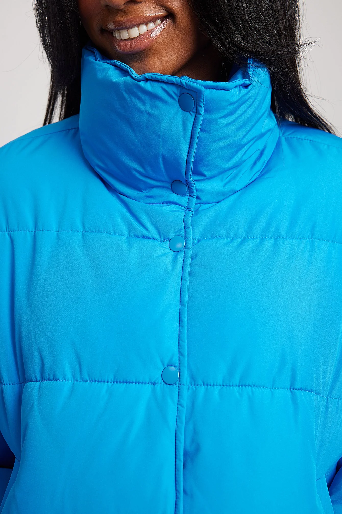 Recycelte kurze gefütterte Jacke mit Druckknöpfen