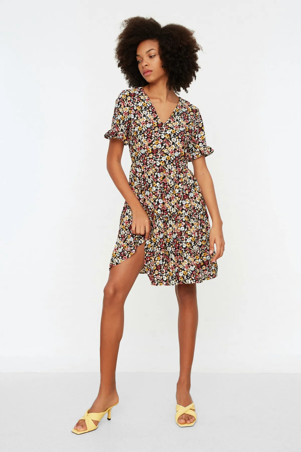 Trendyol Collection  Mehrfarbiges, gewebtes Kleid mit Blumenmuster TWOSS20EL2431