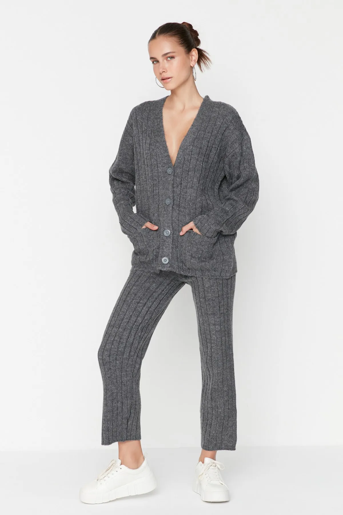 Trendyol Collection  Anthrazitfarbenes, weit geschnittenes Set aus Oberteil und Unterteil aus weicher Strickware TWOAW22AU0128