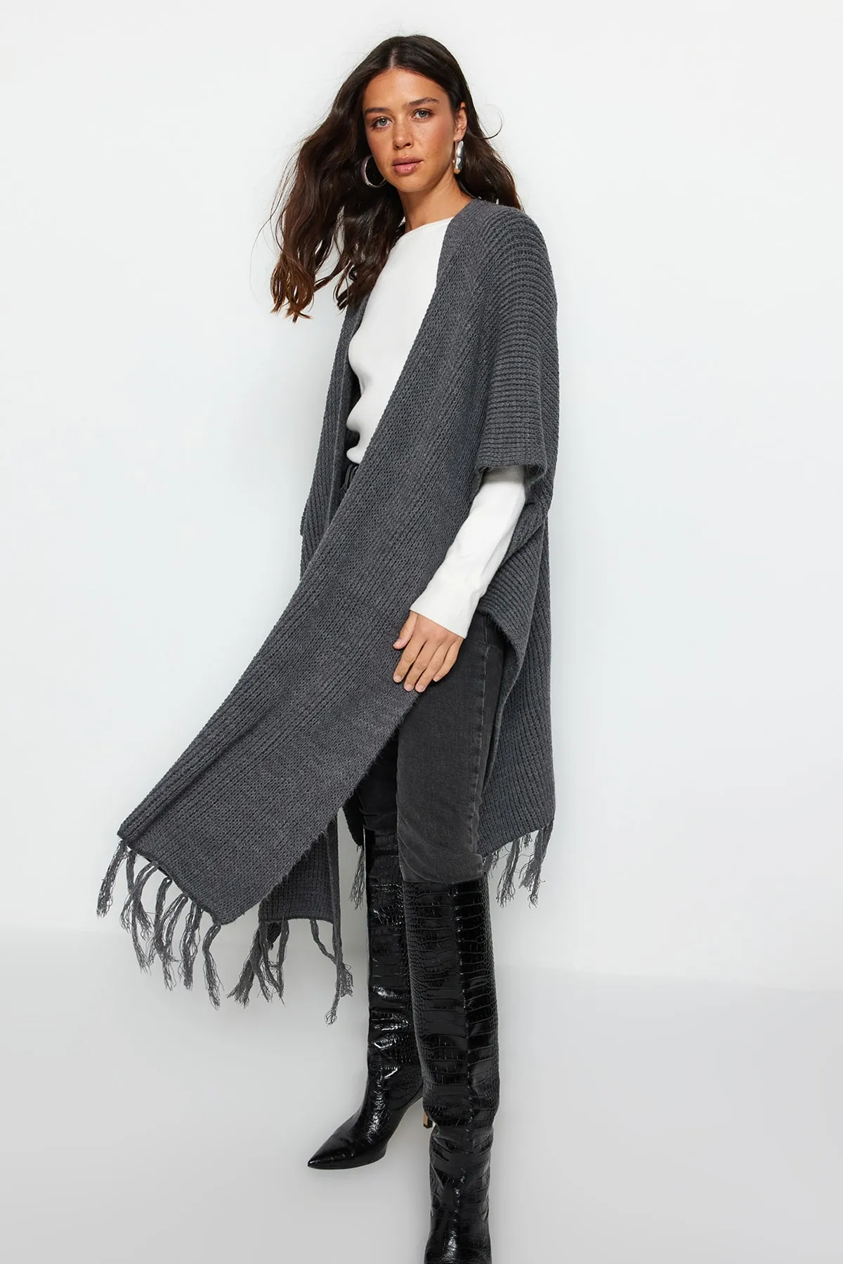 Trendyol Modest  Anthrazitfarbener langer Strickcardigan mit Quasten am Saum TCTAW23TH00008