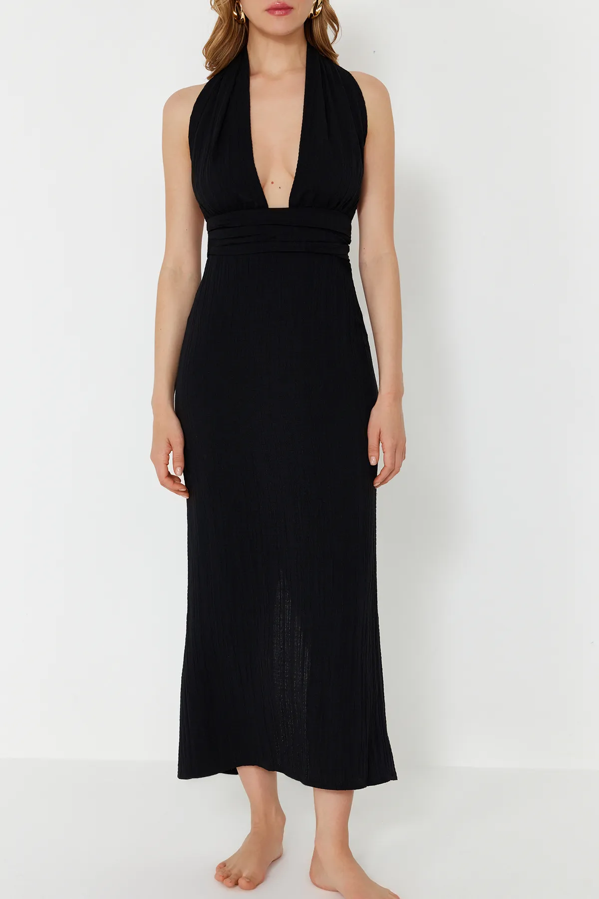 Trendyol Collection  Schwarzes Maxi-Strandkleid aus Leinenmischung mit tiefem Ausschnitt und gewebter Rückseite TBESS24EL00096
