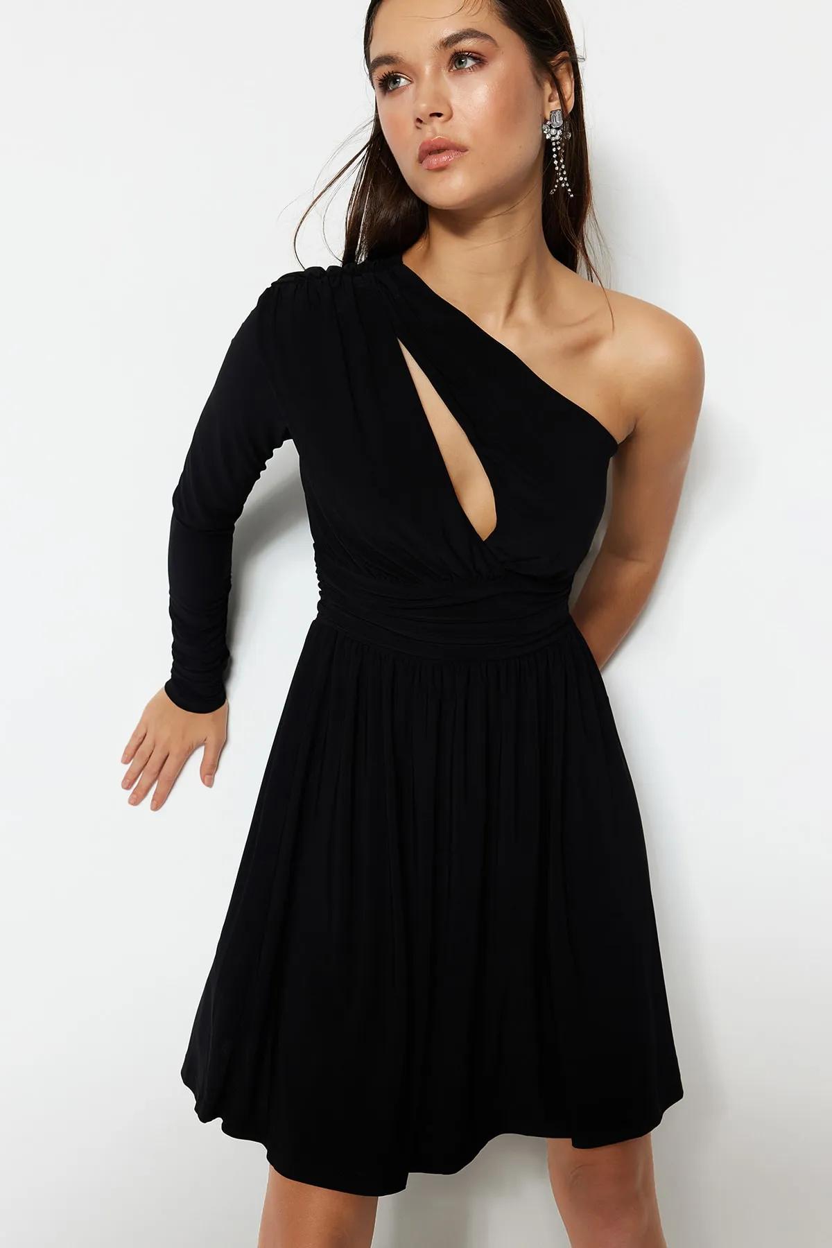 Trendyol Collection  Schwarzes, elegantes Abendkleid mit offener Taille/Skater-Fenster/ausgeschnittenem Strickdetail TPRSS23EL00032