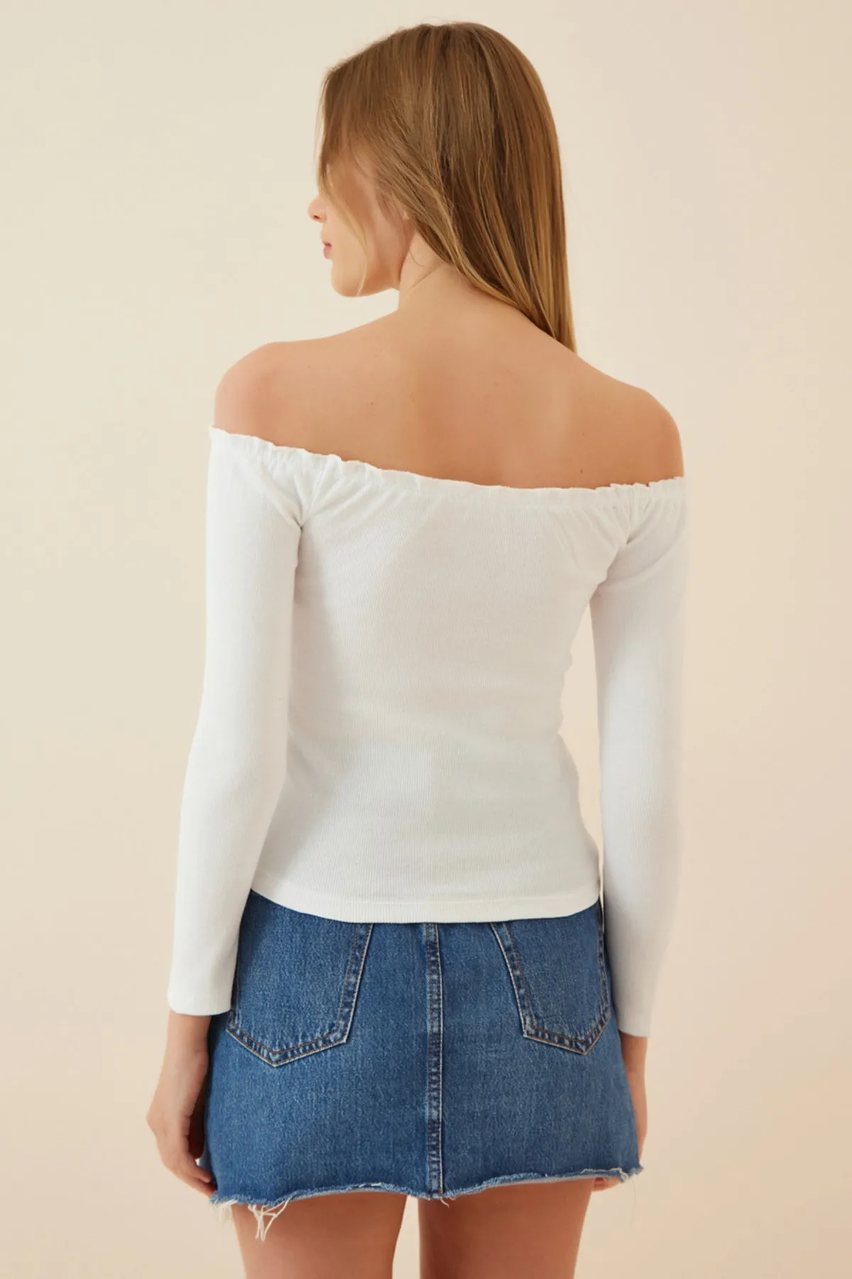 Happiness İstanbul  Weiße, kurz geschnittene Strickbluse für Damen mit gerafftem Kragen AH00105