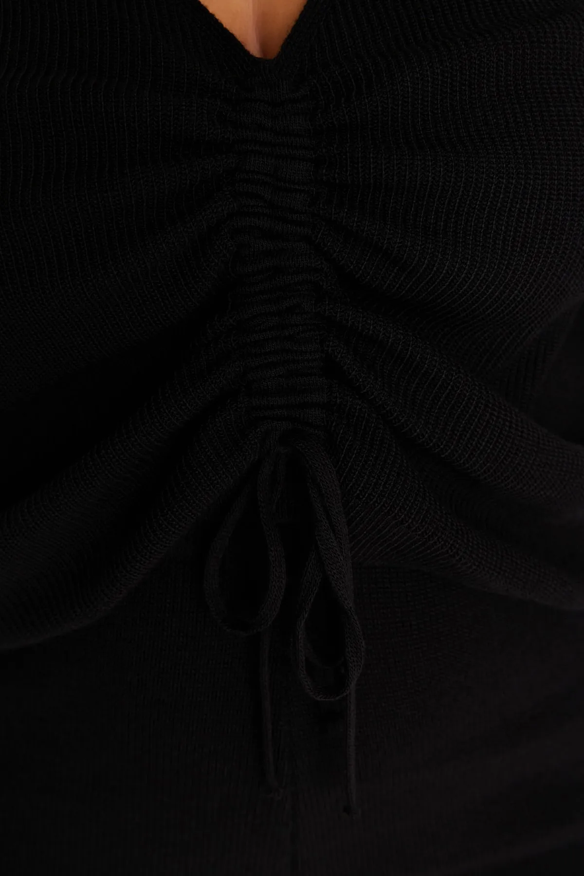 Trendyol Curve  Schwarzes Strickblusen- und Hosenset mit V-Ausschnitt, Krawattendetails TBBAW23CP00037