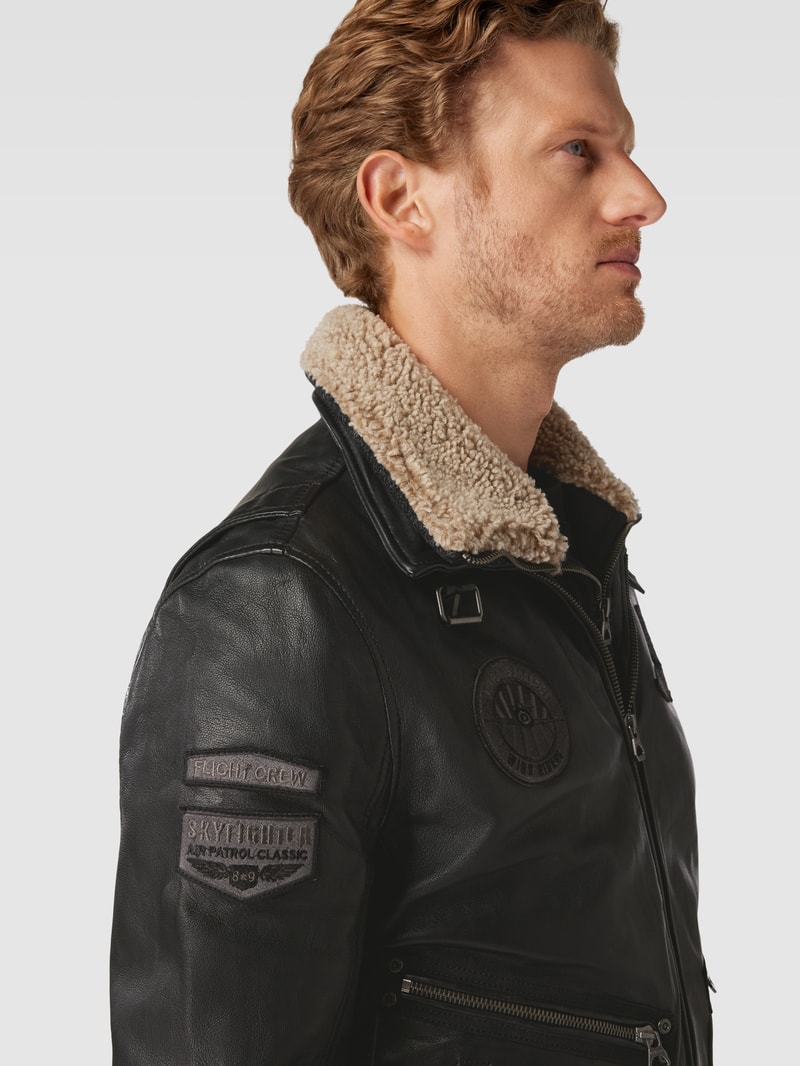 Jacke mit Label-Patch in schwarz