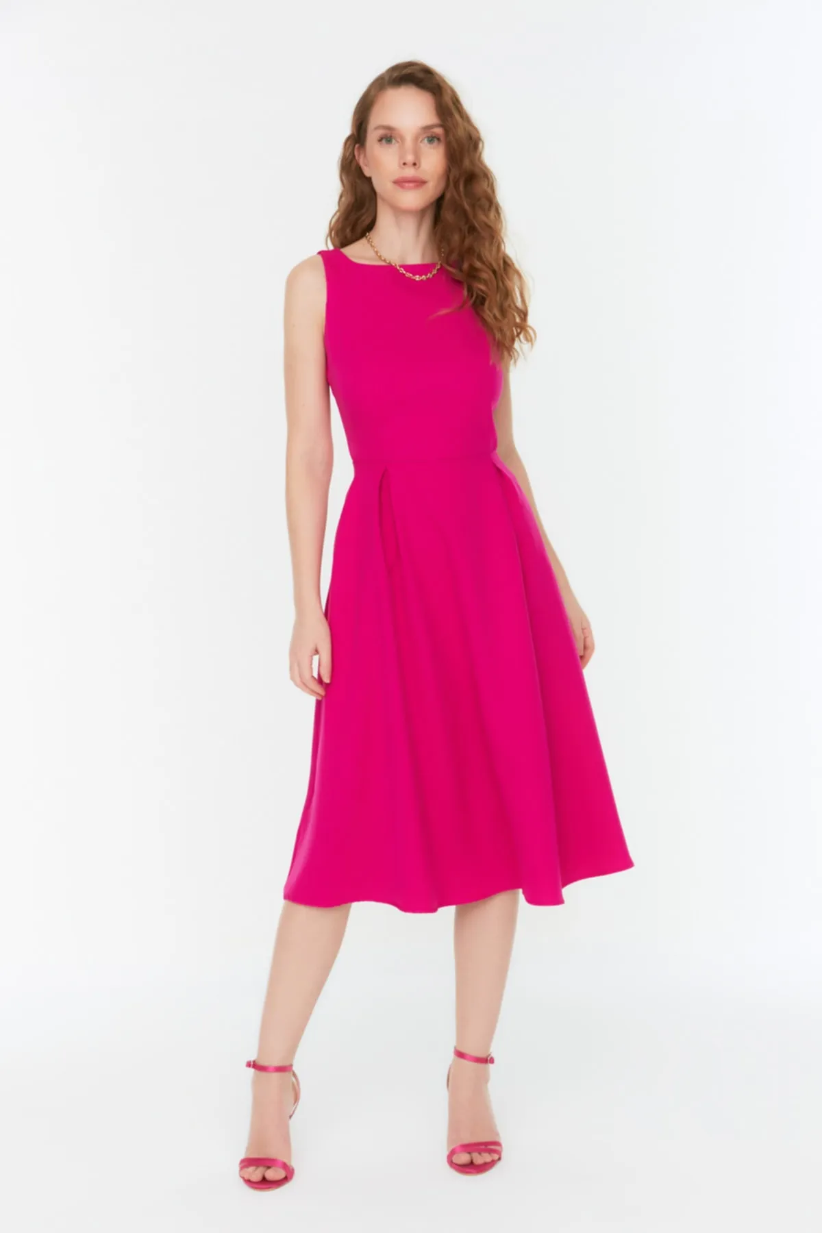 Trendyol Collection  Midi-Plissee-Webkleid in Fuchsia mit Taille TWOSS20EL0980