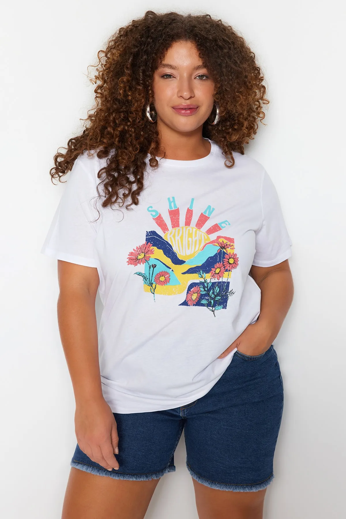 Trendyol Curve  Weißes bedrucktes Strick-T-Shirt mit Rundhalsausschnitt TBBSS22TS1944
