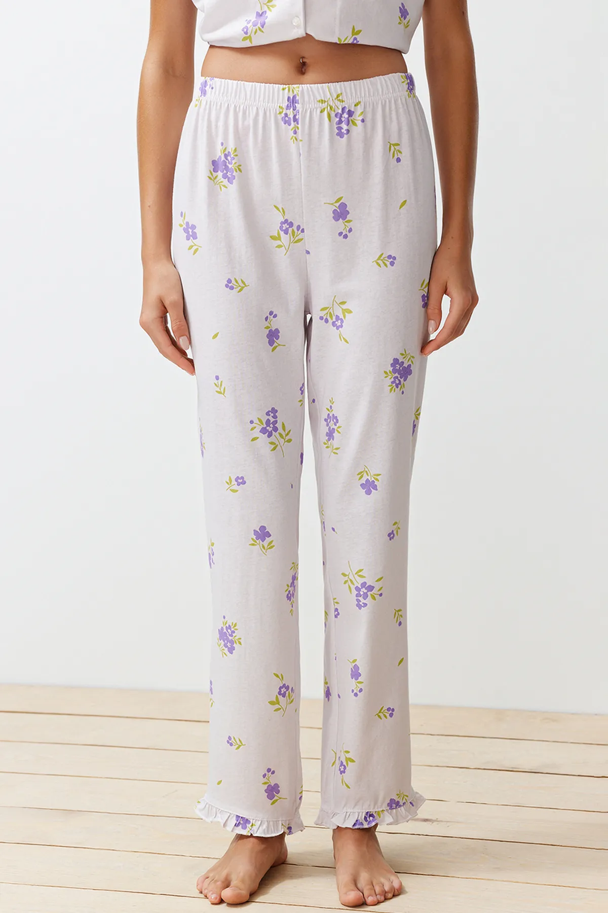 Trendyol Collection  Ecru-Multicolor-Strickpyjama-Set aus 100 % Baumwolle mit Blumenrüschen und detaillierten Details THMSS24PT00228