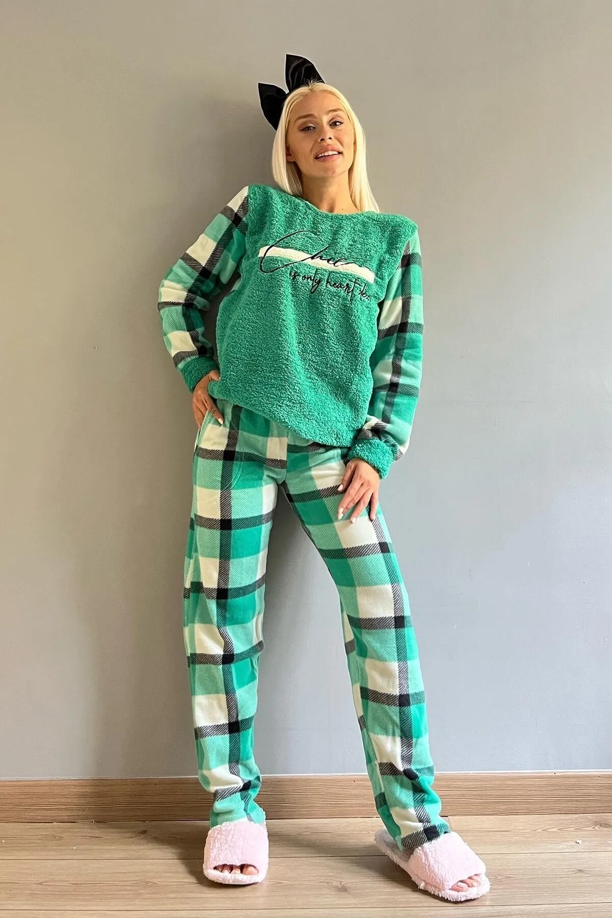 Pijamaevi  Grünes, tief schick gemustertes Plüsch-Pyjama-Set für Damen