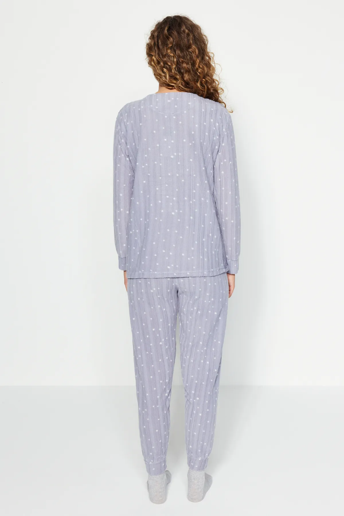 Trendyol Collection  Geräuchertes Wellsoft-Pyjama-Set aus T-Shirt und Hose mit Teddybär-Muster THMAW24PT00174