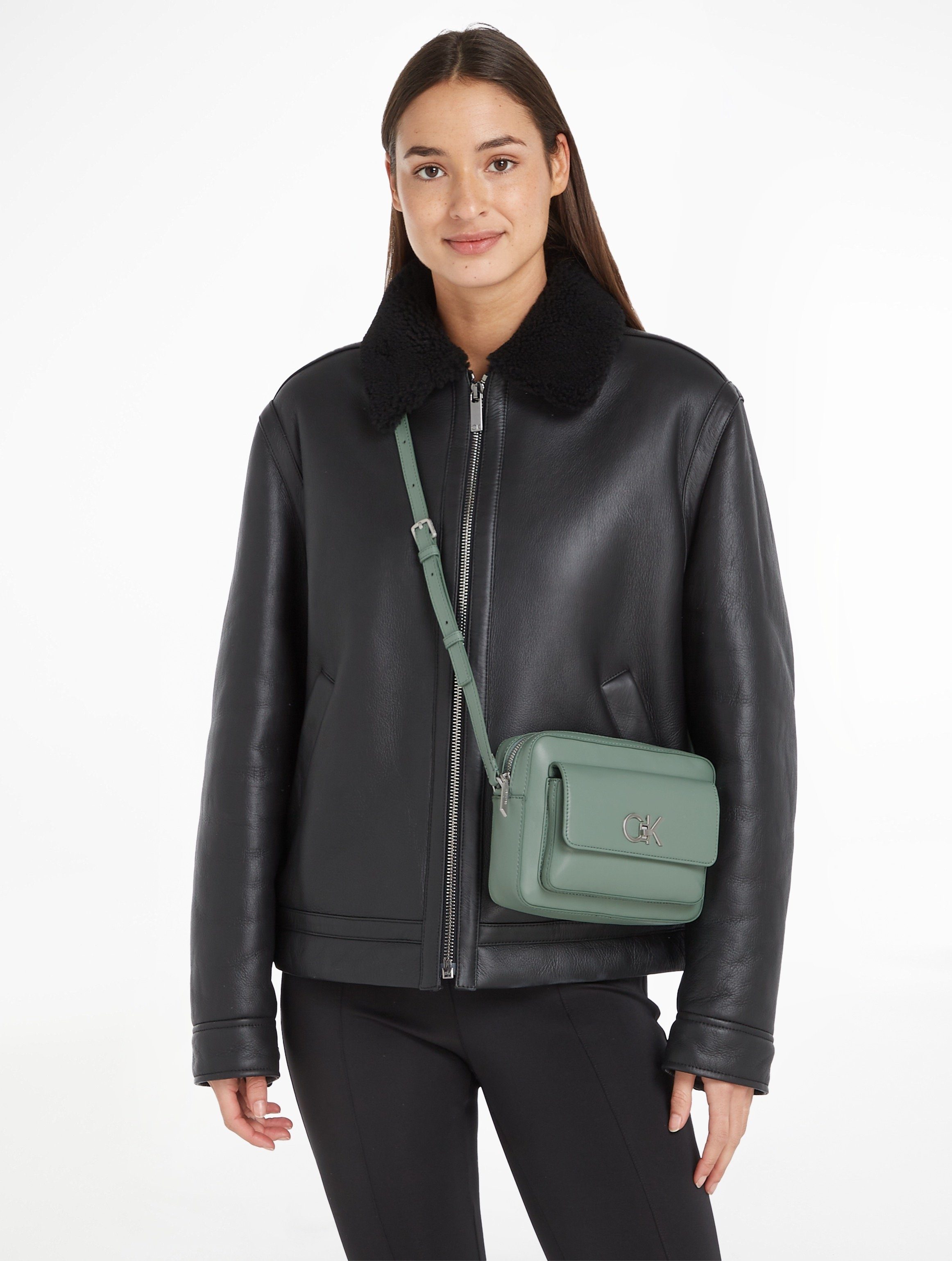 Calvin Klein Mini Bag RE-LOCK CAMERA BAG W/FLAP, mit CK-Emblem vorne