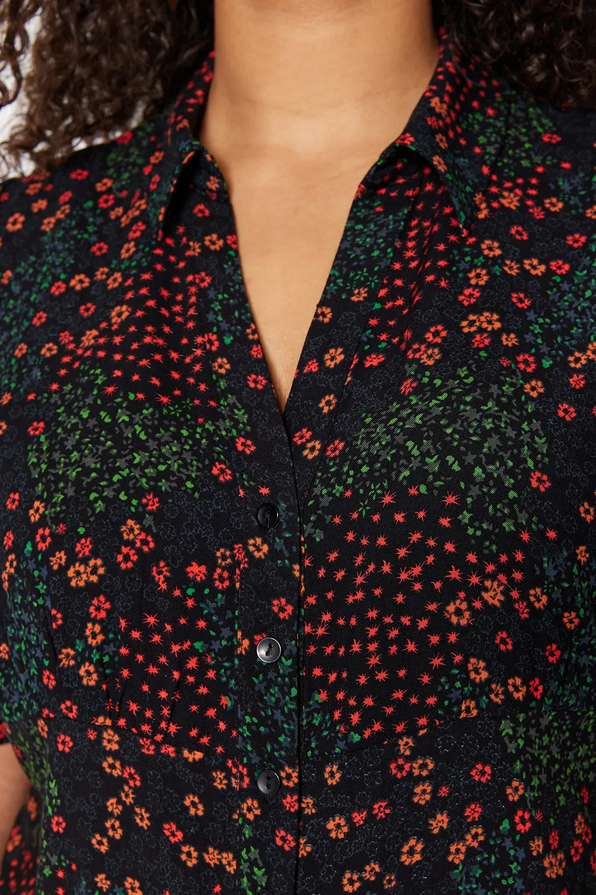 Trendyol Curve  Schwarzes, gewebtes Hemdblusenkleid mit Blumenmuster TBBSS23AH00039
