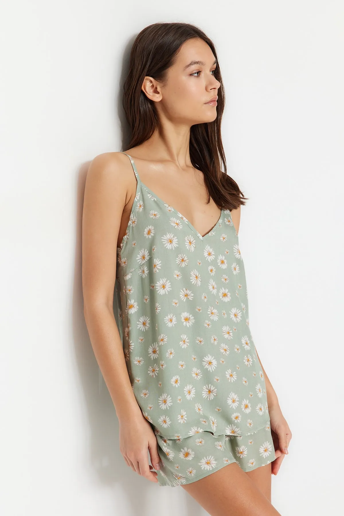 Trendyol Collection  Hellgrünes Pyjama-Set aus Viskosegewebe mit Blumenmuster und Schnürriemen THMSS23PT00006