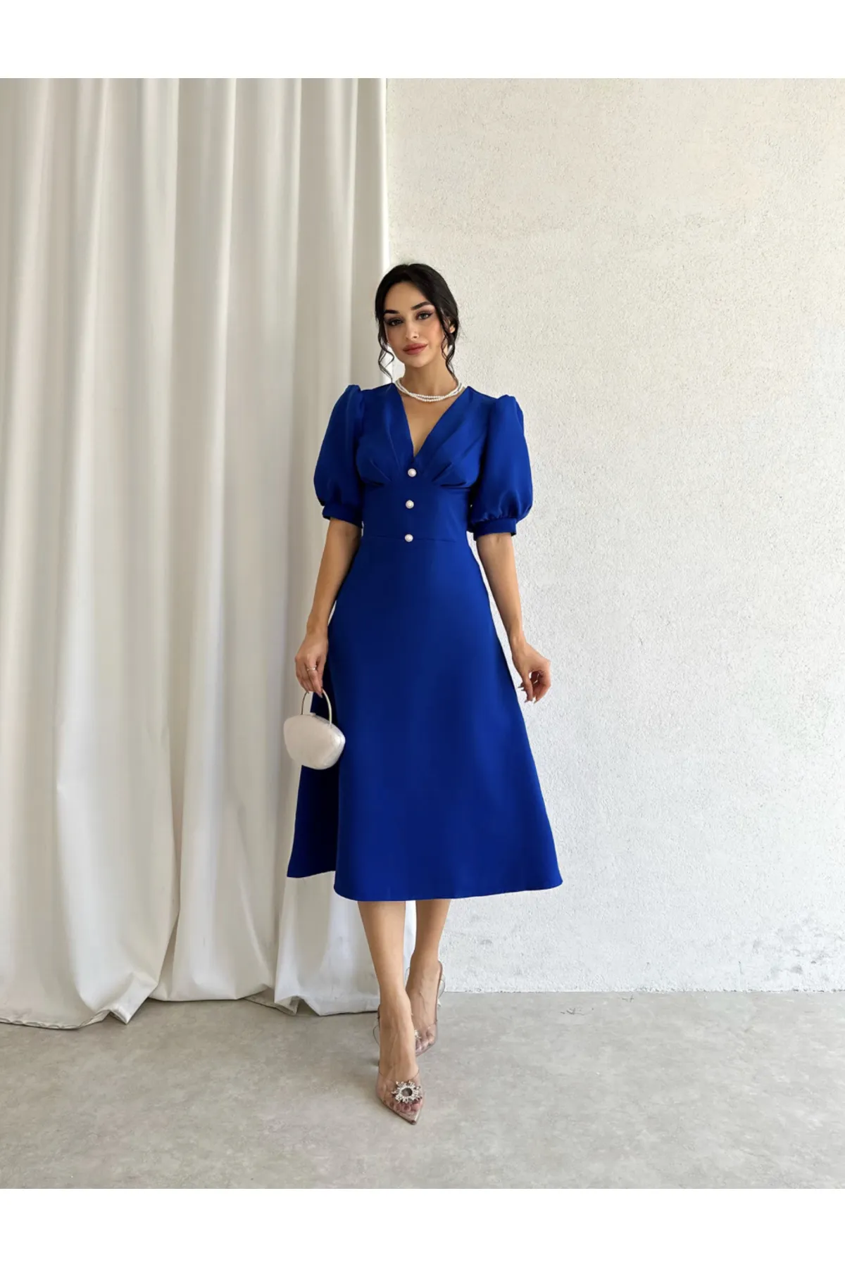 Afiş Butik  Saks Blaues Midikleid mit dünnen Knöpfen und halblangen Ärmeln