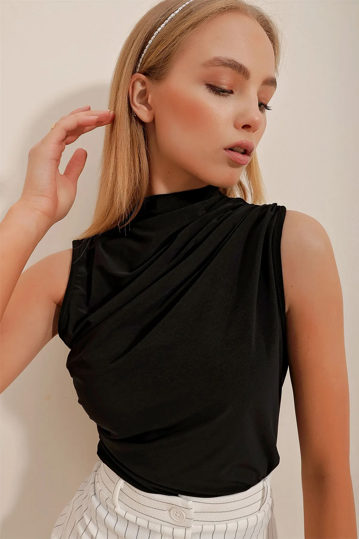 Trend Alaçatı Stili  Schwarze Damenbluse mit hohem Kragen und drapierter Schulterpartie, ärmellos, Sandy-Bluse ALC-X10021