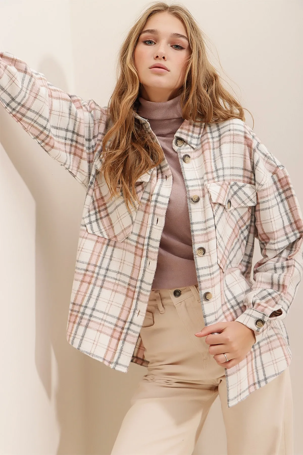 Trend Alaçatı Stili  Damen Ecru Puder Plaid Muster Stempel Baumwolle Übergröße Jacke Hemd ALC-X7142