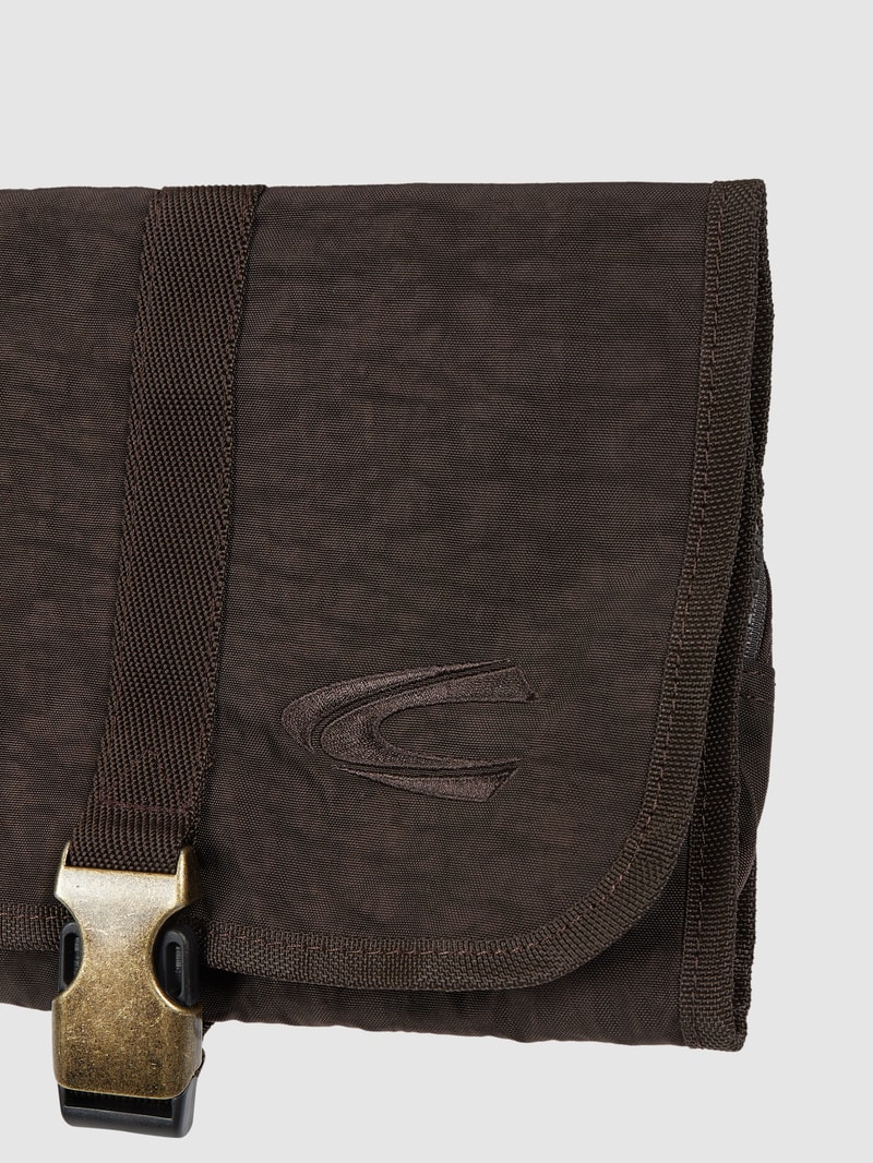 Kulturtasche mit Logo-Stickerei in mittelbraun
