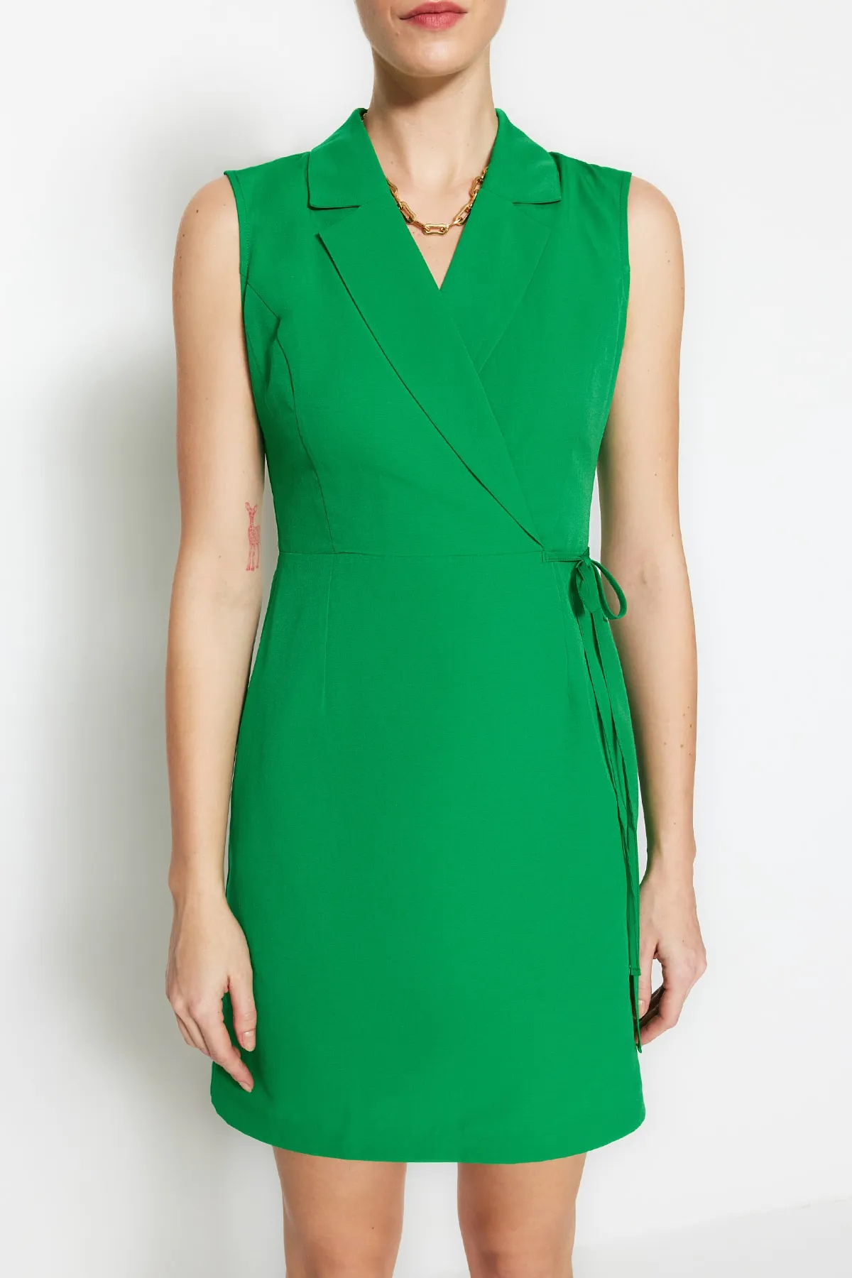 Trendyol Collection  Grünes Mini-Jackenkleid in A-Linie/Glockenform mit Bindedetail TWOSS23EL01508