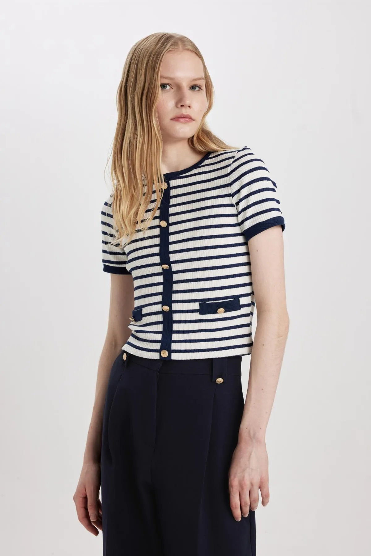 DeFacto  Gestreiftes Kurzarm-T-Shirt mit schmaler Passform und Rundhalsausschnitt C2566ax24sp