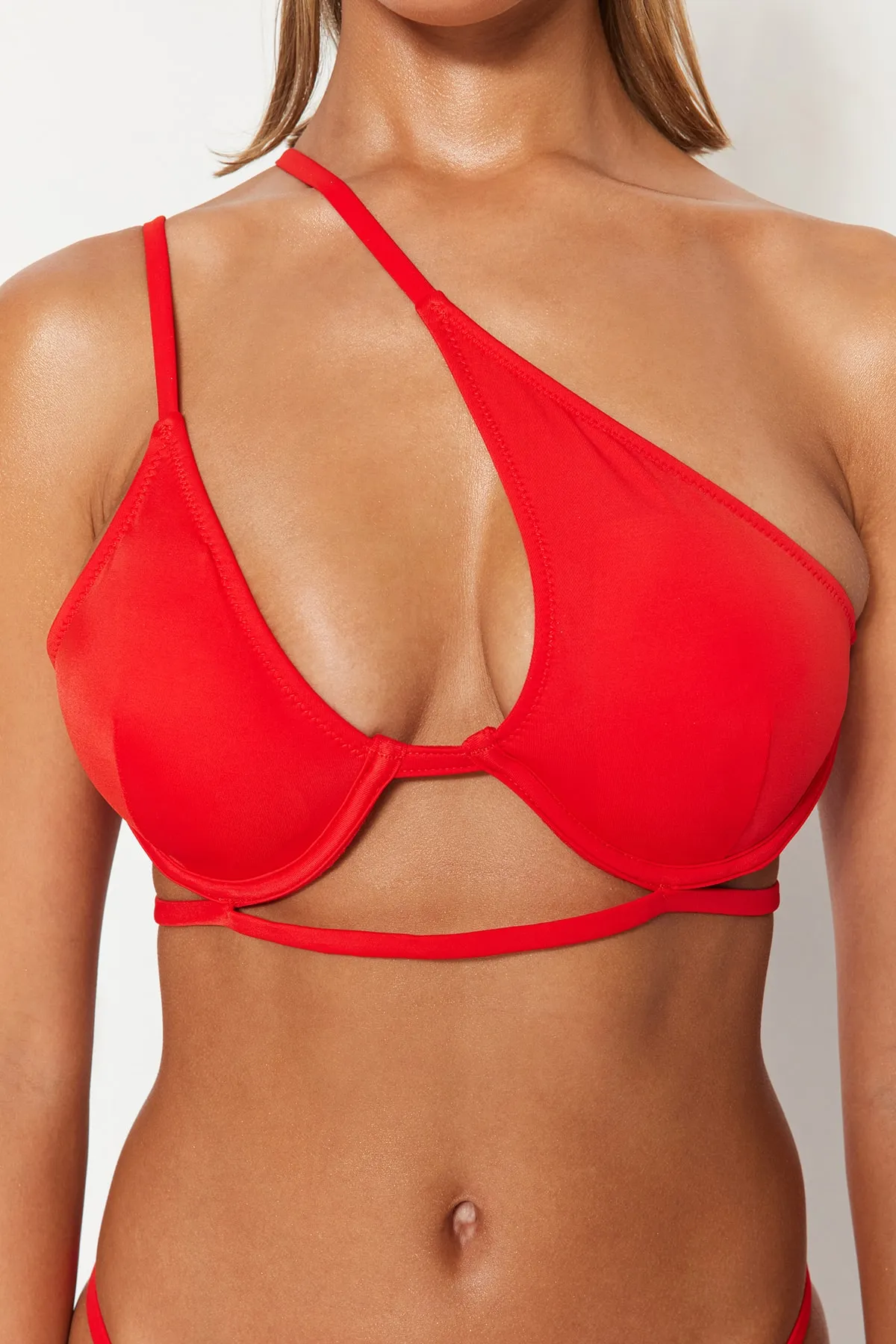 Trendyol Collection  Rotes Bikinioberteil mit Bügelausschnitt/Fensterausschnitt TBESS23BU00291