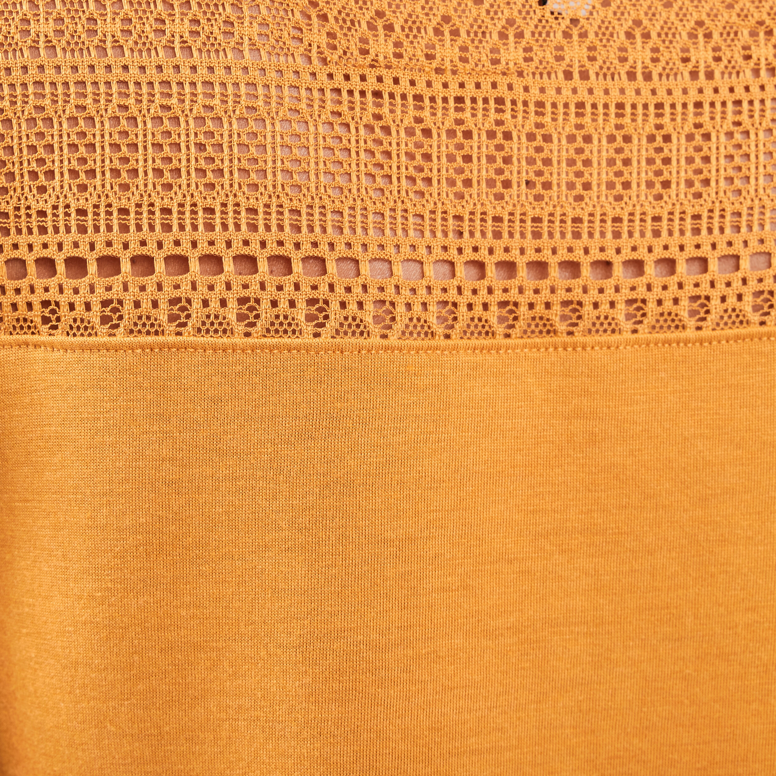 T-shirt manches courtes détail dentelle jaune moutarde femme | La Halle