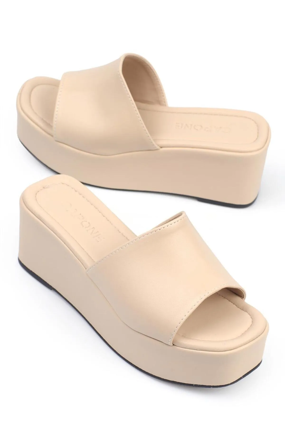 Capone Outfitters  Capone Skin Wedge Heeled Single Strap Beige Damen-Flatform-Hausschuhe