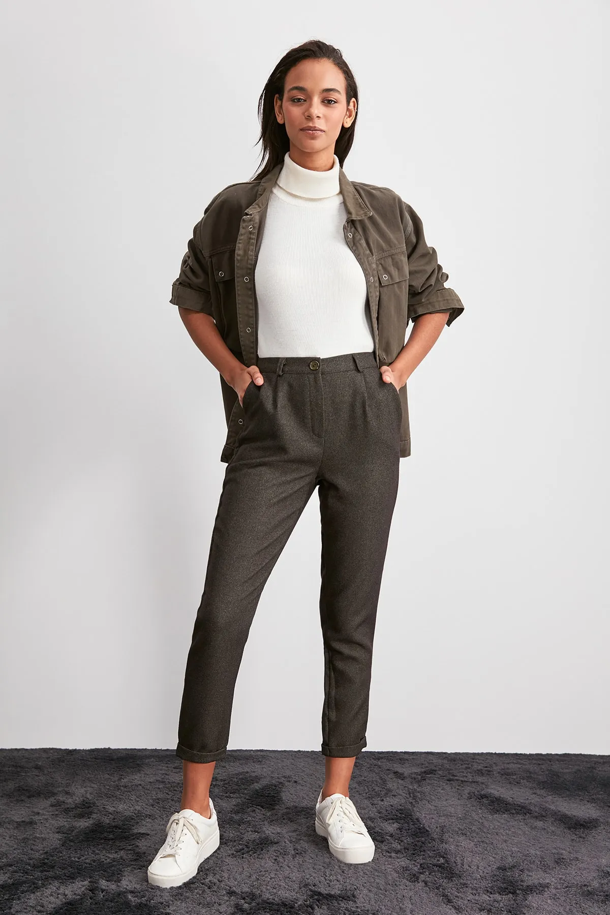 Trendyol Collection  Khakifarbene, schmale, gewebte Hose mit Faltendetails TWOAW20PL0541